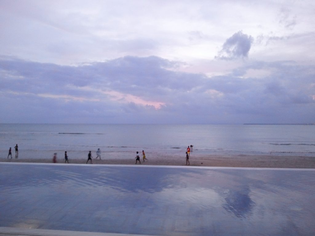 Fußballspiel am Strand bei Sonnenuntergang auf Bali