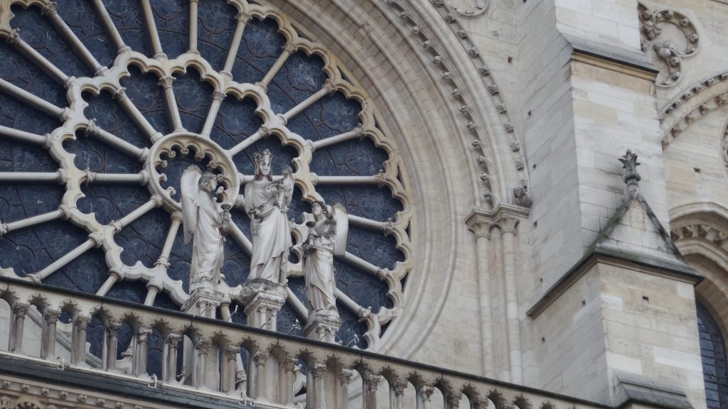Glasfenster der Kirche Notre Dame des Paris