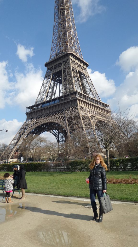 ich stehe vor dem Eiffelturm