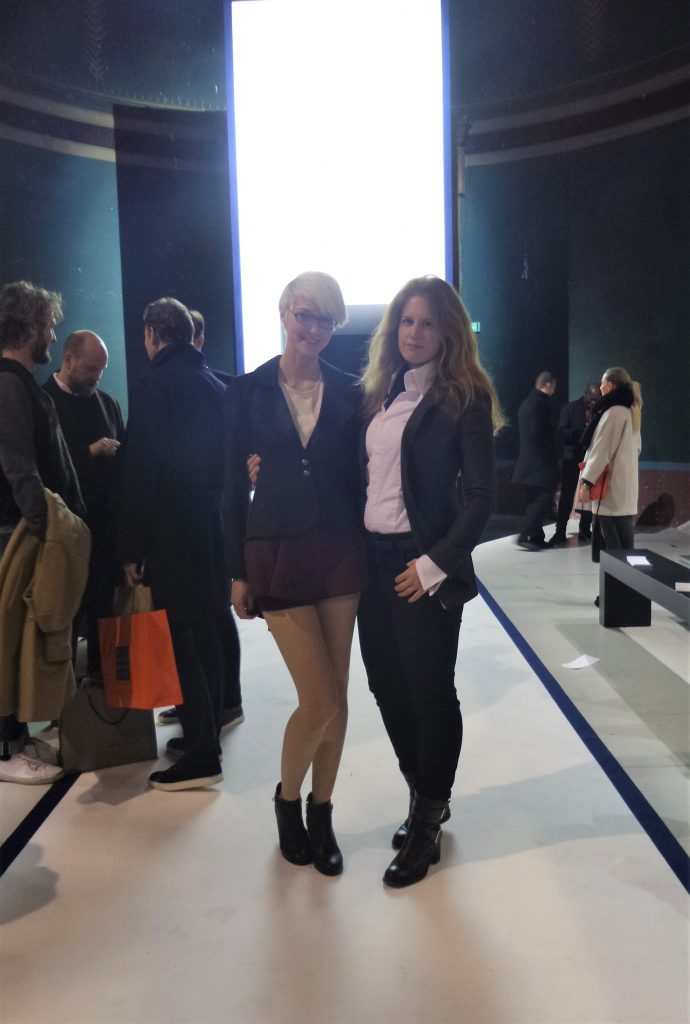 Meine Freundin und ich auf dem Laufsteg bei der Fashion Week in Paris