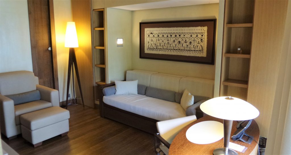 Der Medienraum in einer villa im Luxusresort The Brando in der Südsee