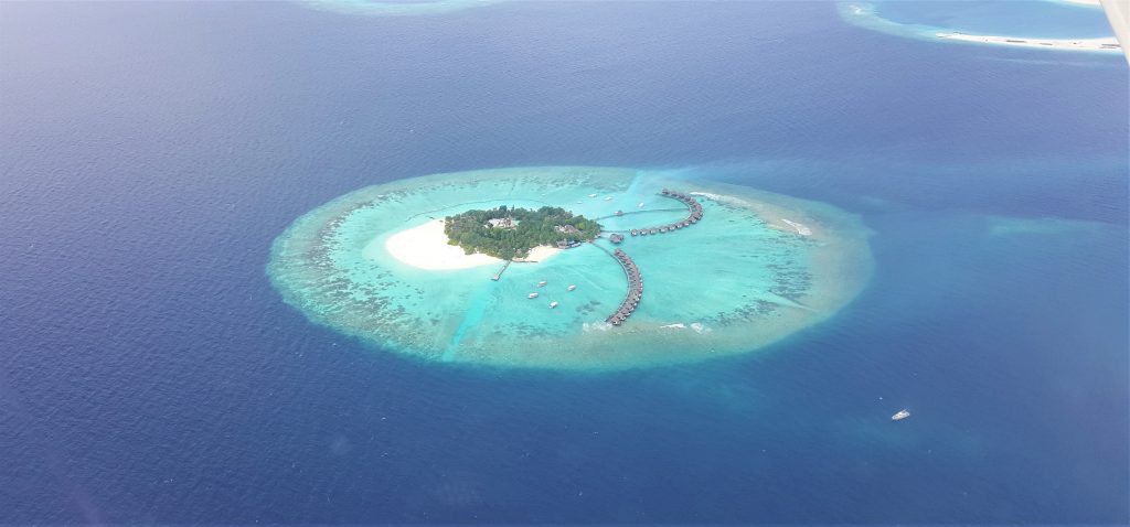 Eine Insel der Malediven vom Flugzeug aus gesehen