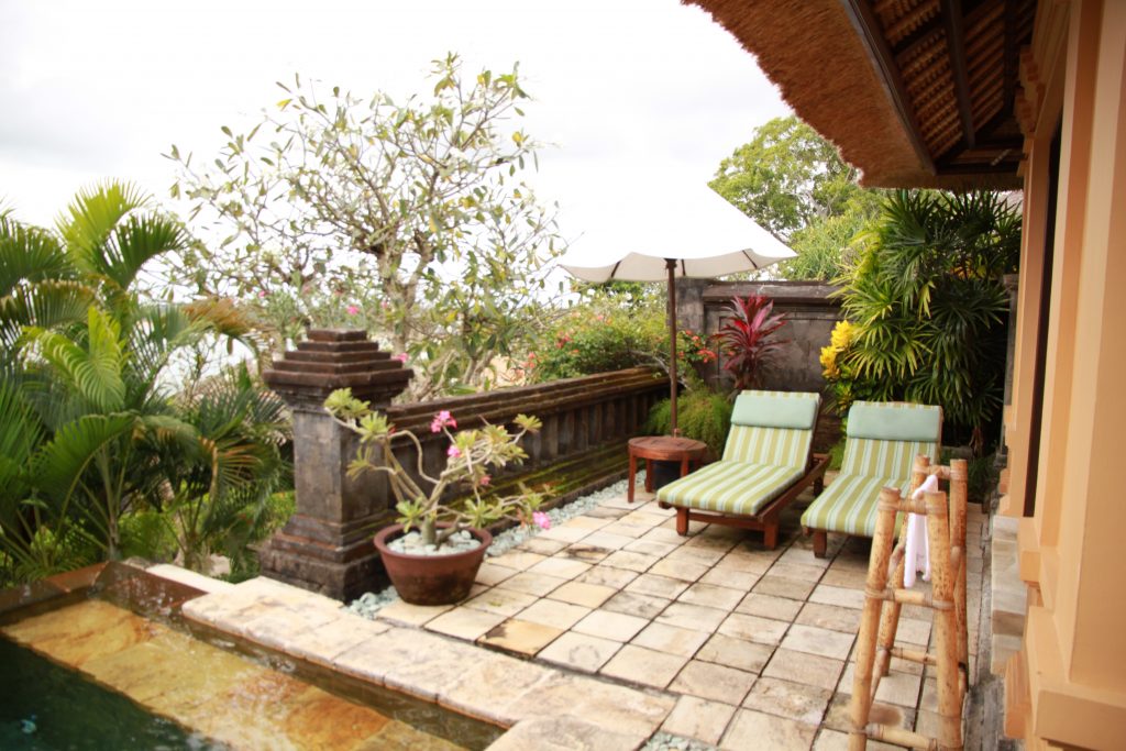 Zwei Liegen am Pool in einer Luxusvilla auf Bali