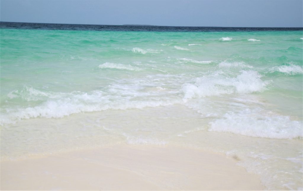 Eine Sandbank zwischen zwei Wellen auf den Malediven