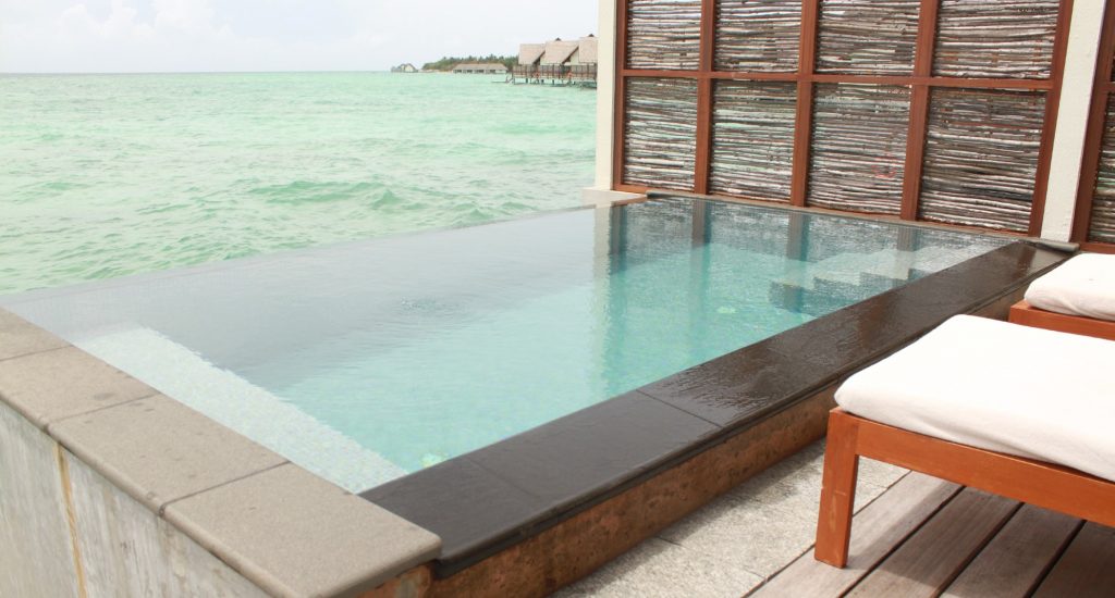 Pool über dem Meer in Four Seasons Maldives auf den Malediven
