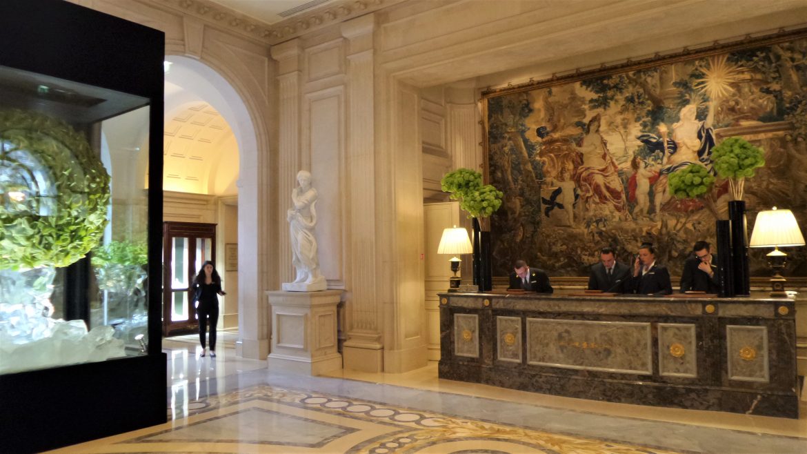 Die Lobby des Four Seasons Hotels Paris im Palais George V
