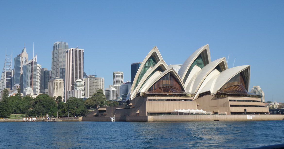 Die Oper und Skyline von Sydney vom Hafen aus gesehen
