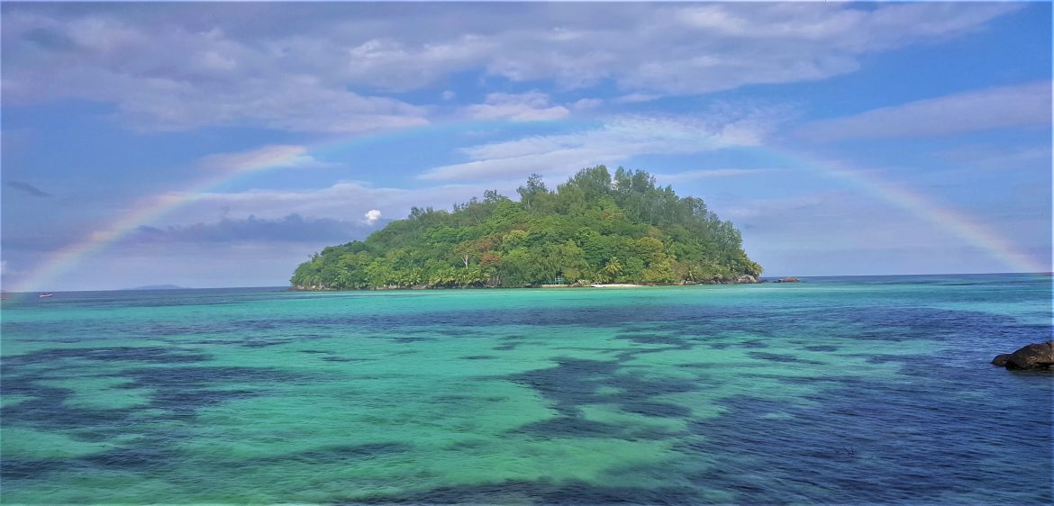 Regenbogen über einer Insel auf den Seychellen
